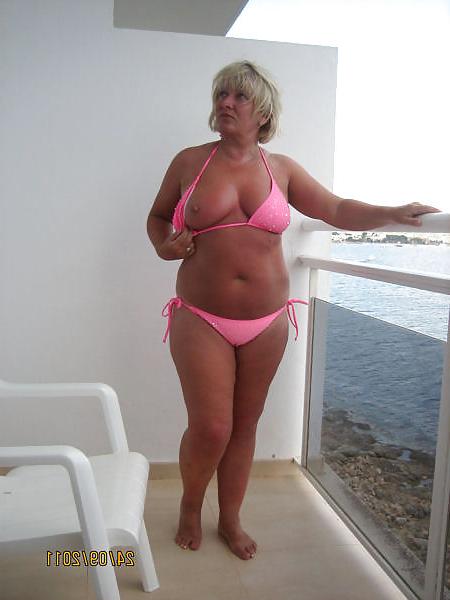 14P Mature mom exposed