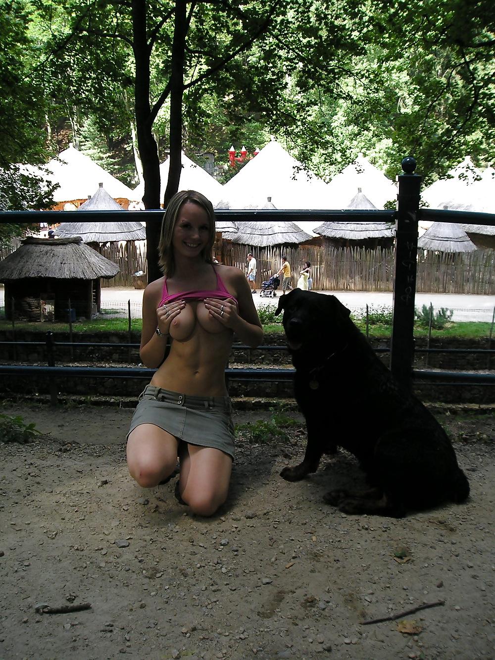 25P Süßes blondes Teen posiert