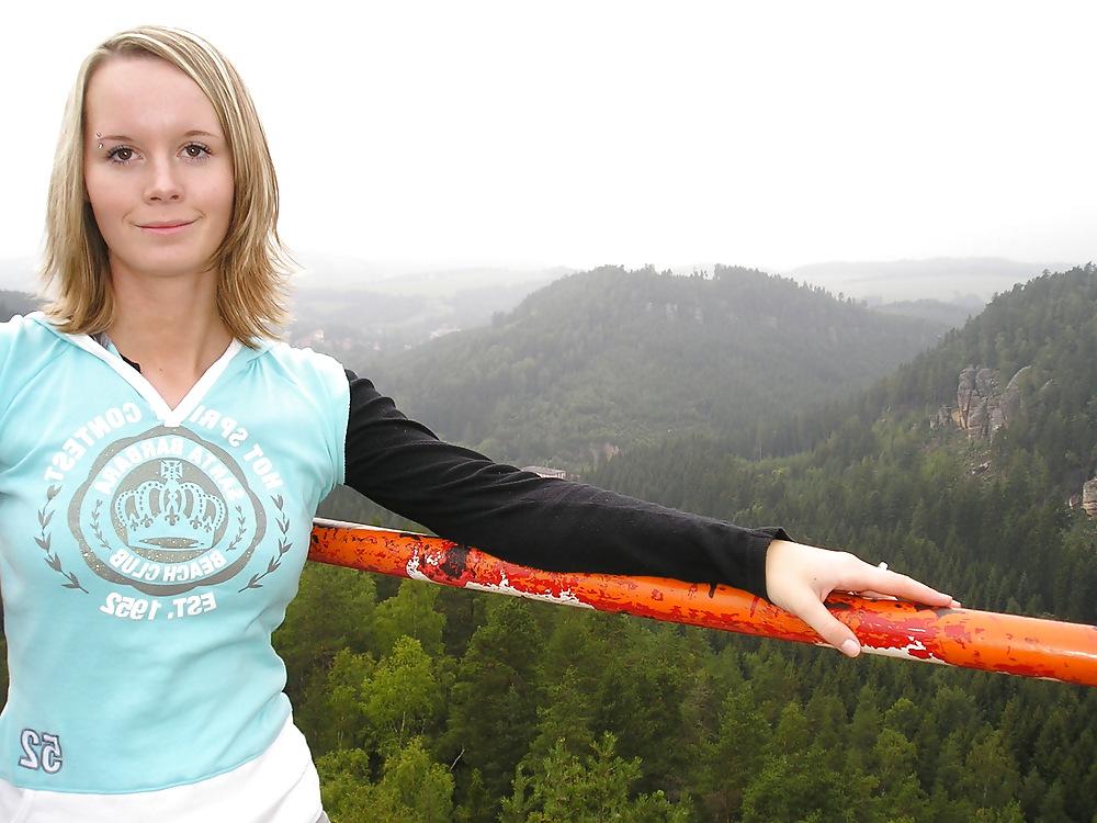 25P Süßes blondes Teen posiert