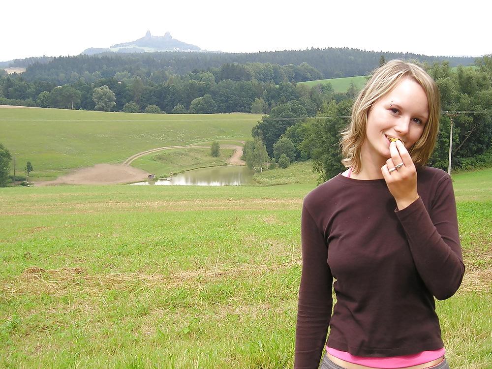25P Süßes blondes Teen posiert
