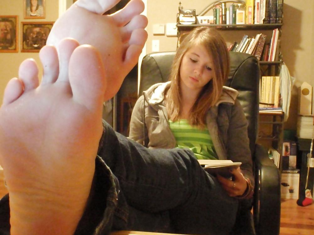 25P Amateur Female Soles 04