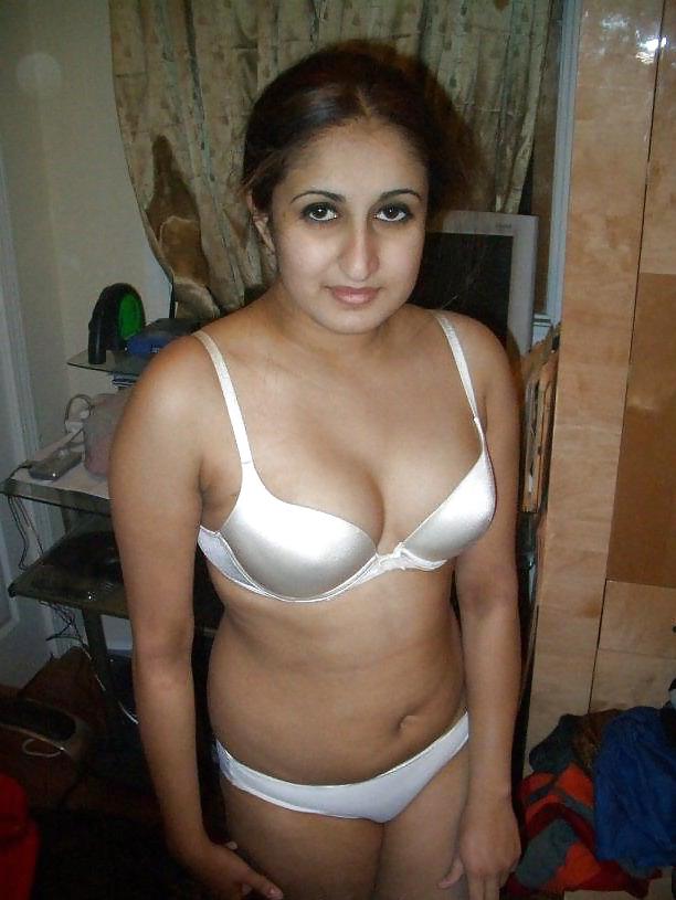 18P Cute arab chick posing nude