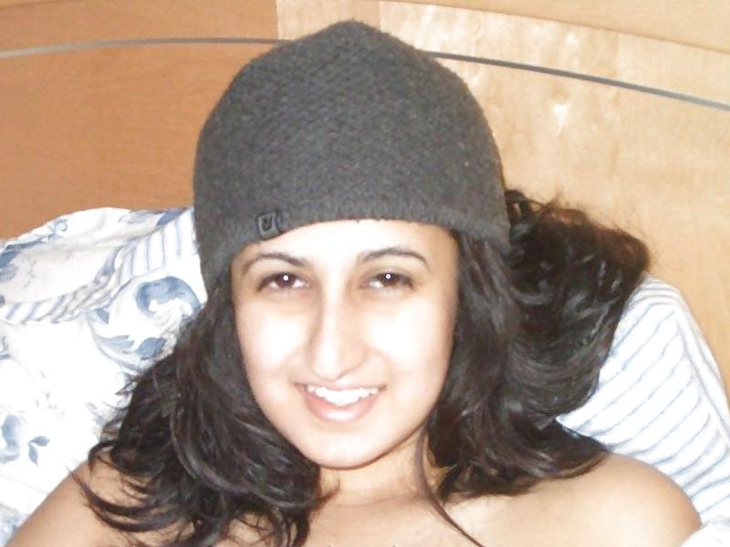 18P Cute arab chick posing nude