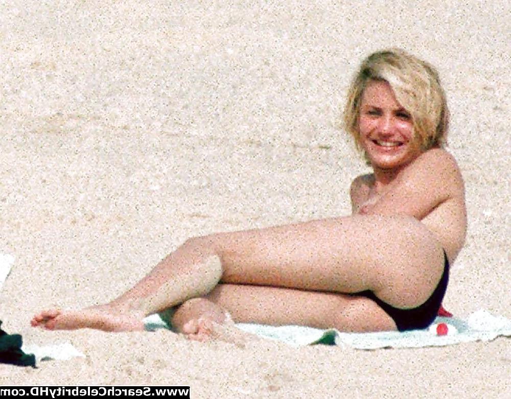 8P Cameron Diaz topless in spiaggia