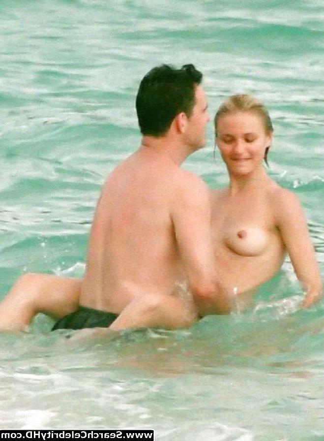 8P Cameron Diaz topless in spiaggia