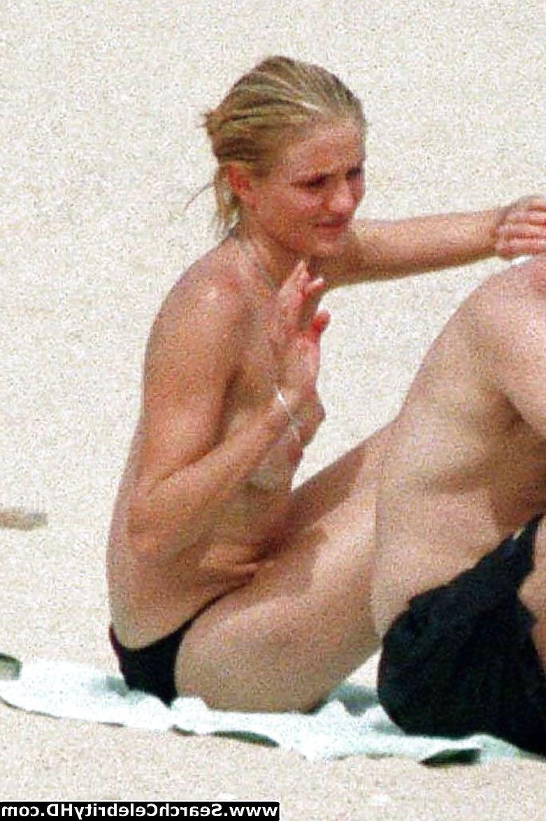8P Cameron Diaz topless in spiaggia