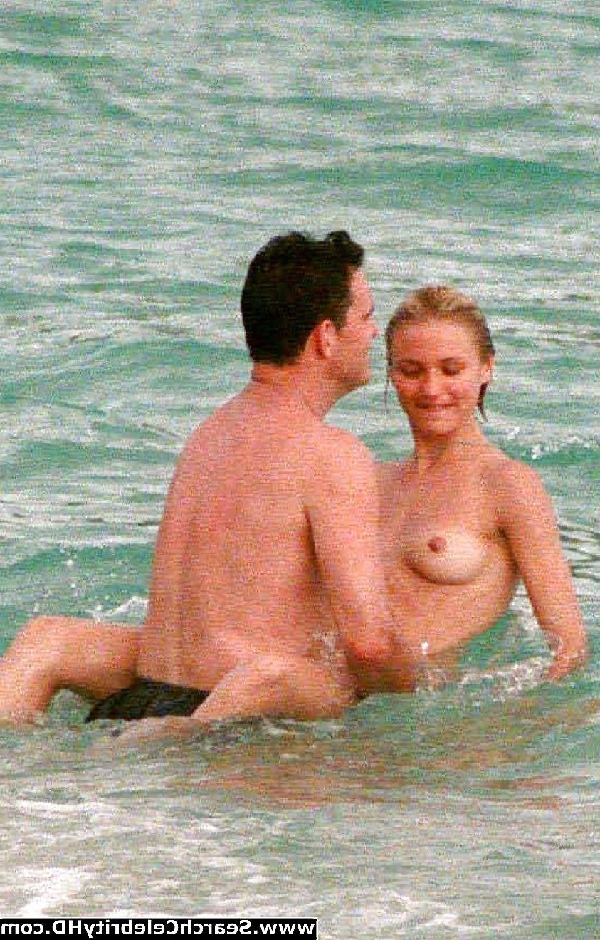 8P Cameron Diaz topless in spiaggia