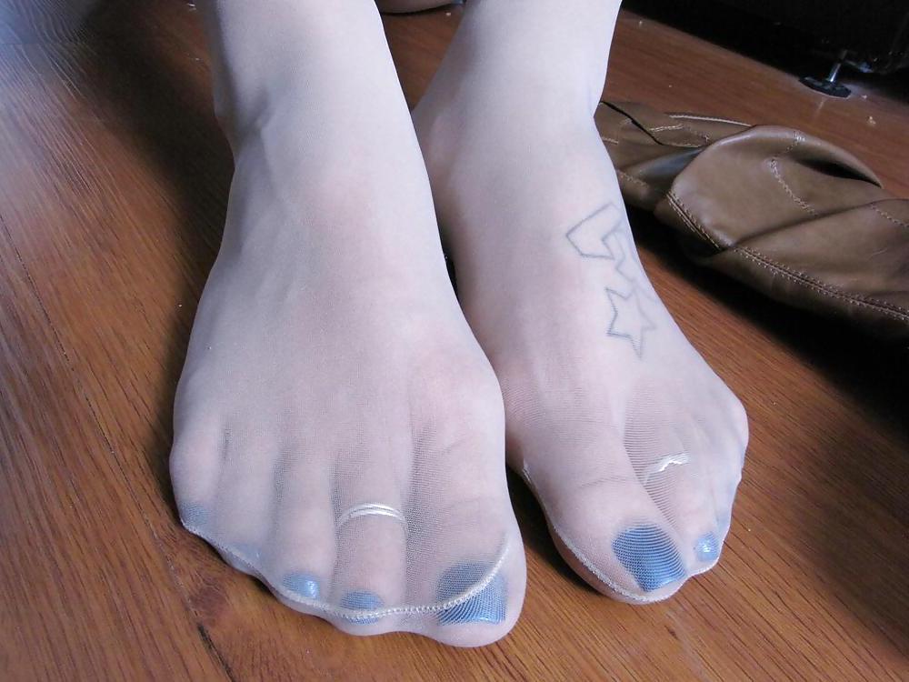 25P Tori pantyhose feet hosetoes soles toes