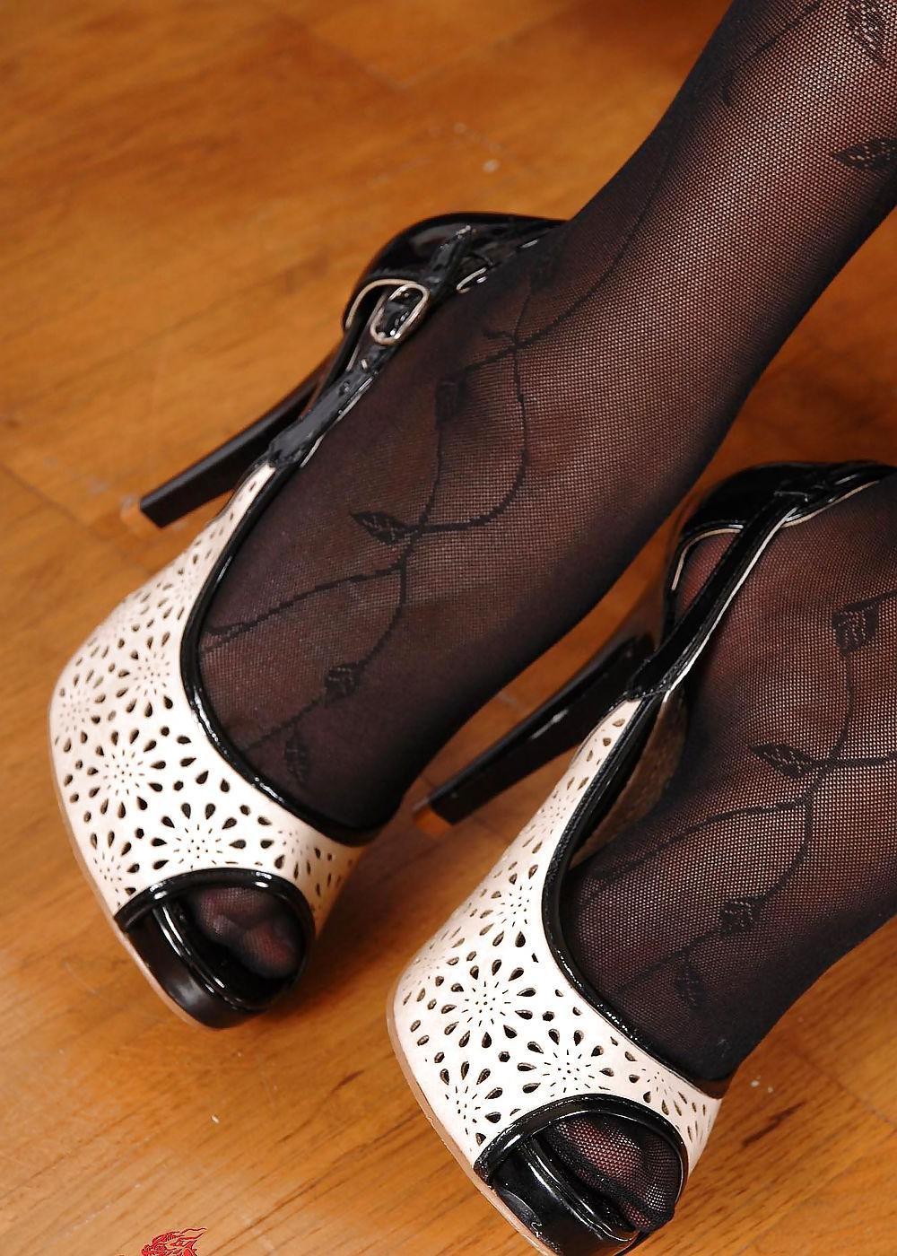 25P Sexy mature feet 8