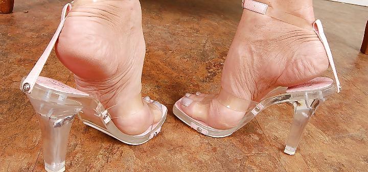 18P Perfect mature feet and soles 