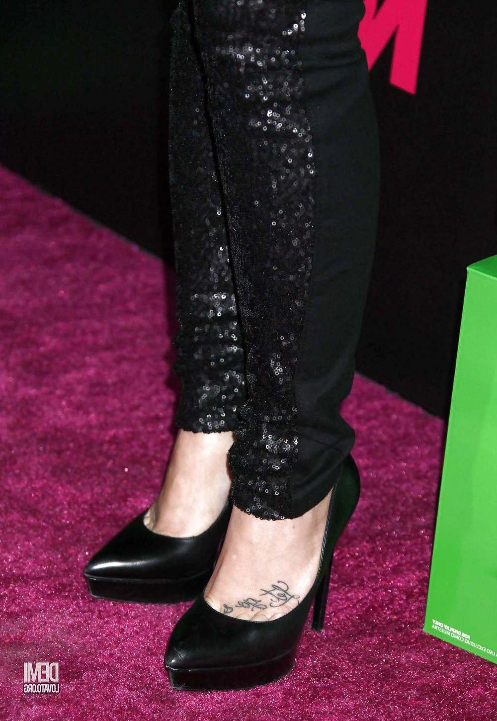 17P I Want To Cum To Demi Lovato's Hot Feet!
