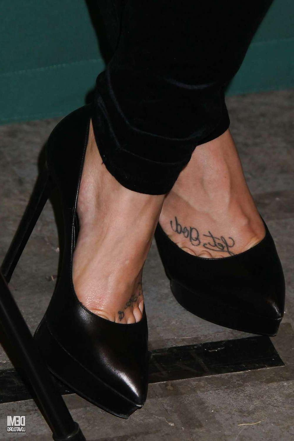 17P I Want To Cum To Demi Lovato's Hot Feet!