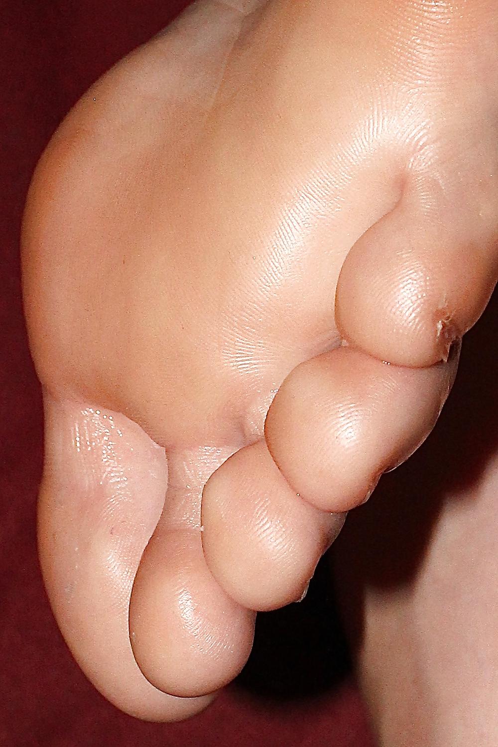 13P Close-ups to teen's feet