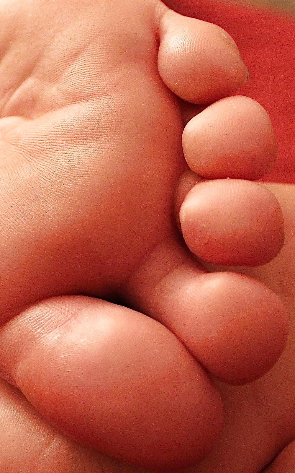 13P Close-ups to teen's feet