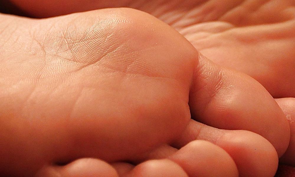 13P Close-ups to teen's feet