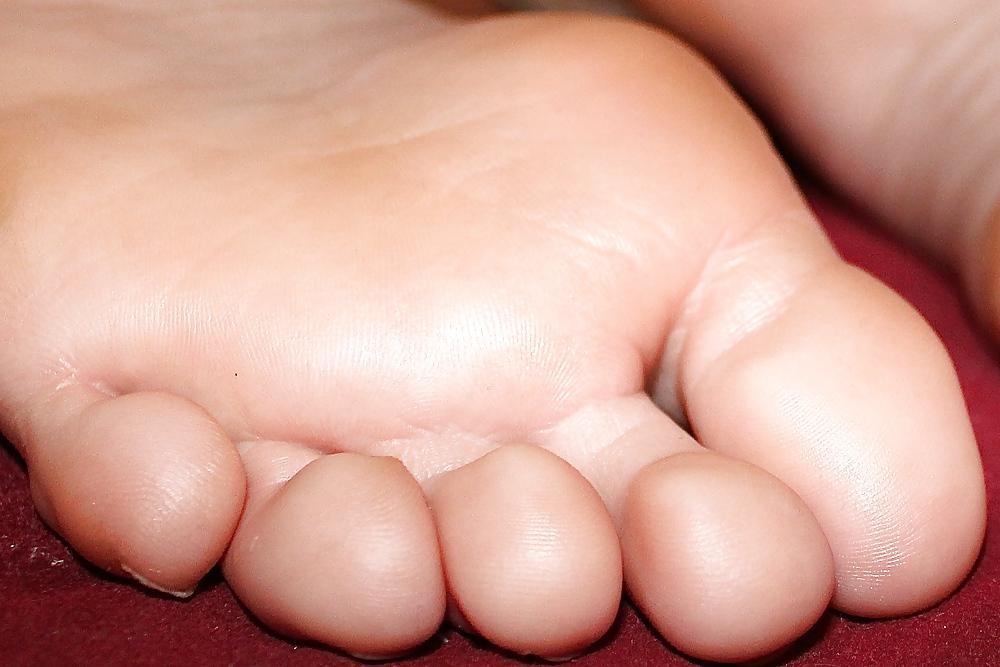 13P Close-ups to teen's feet