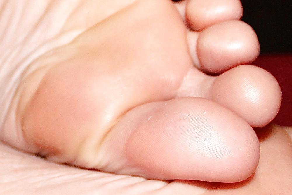 13P Close-ups to teen's feet