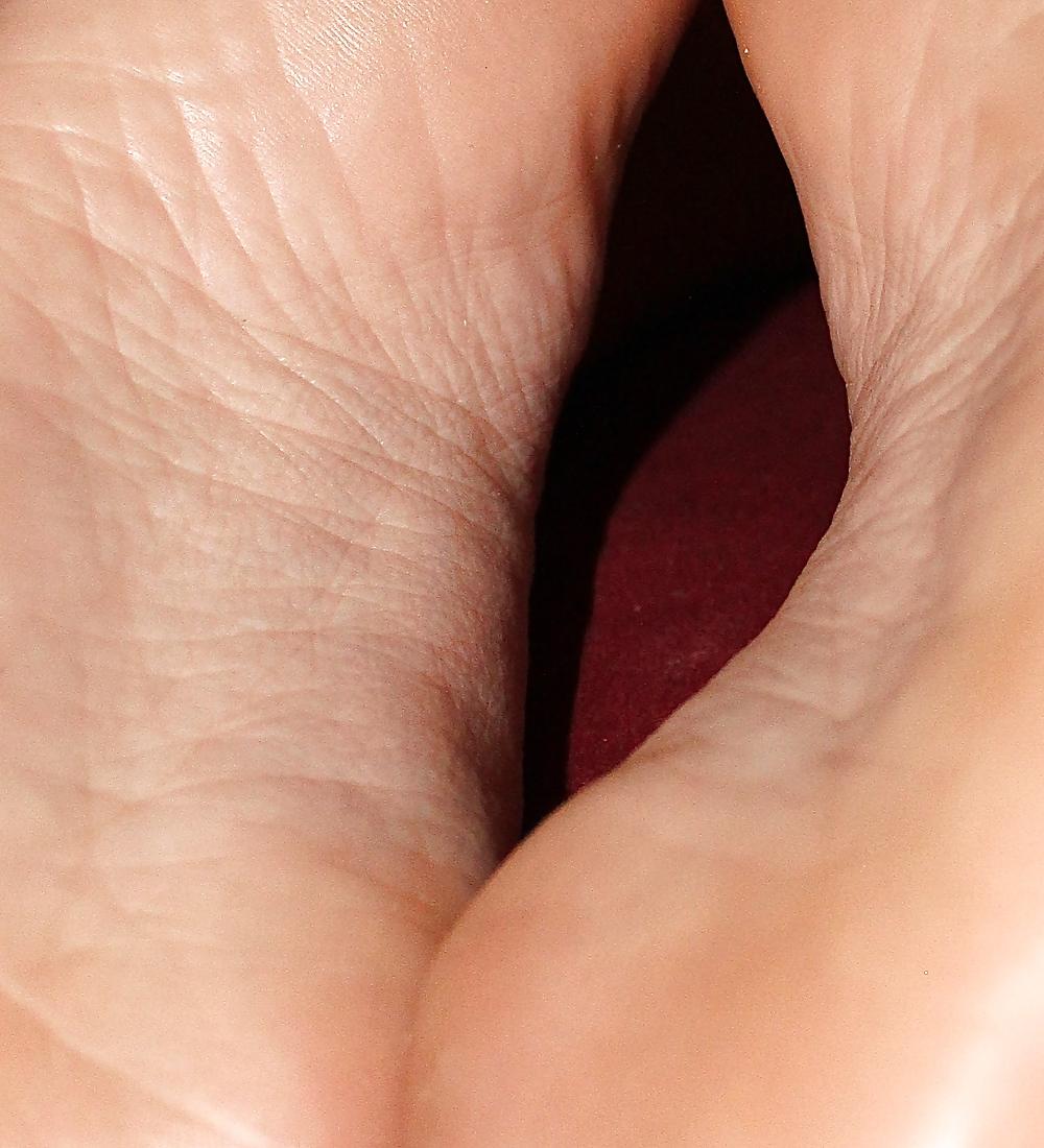 13P Close-ups to teen's feet