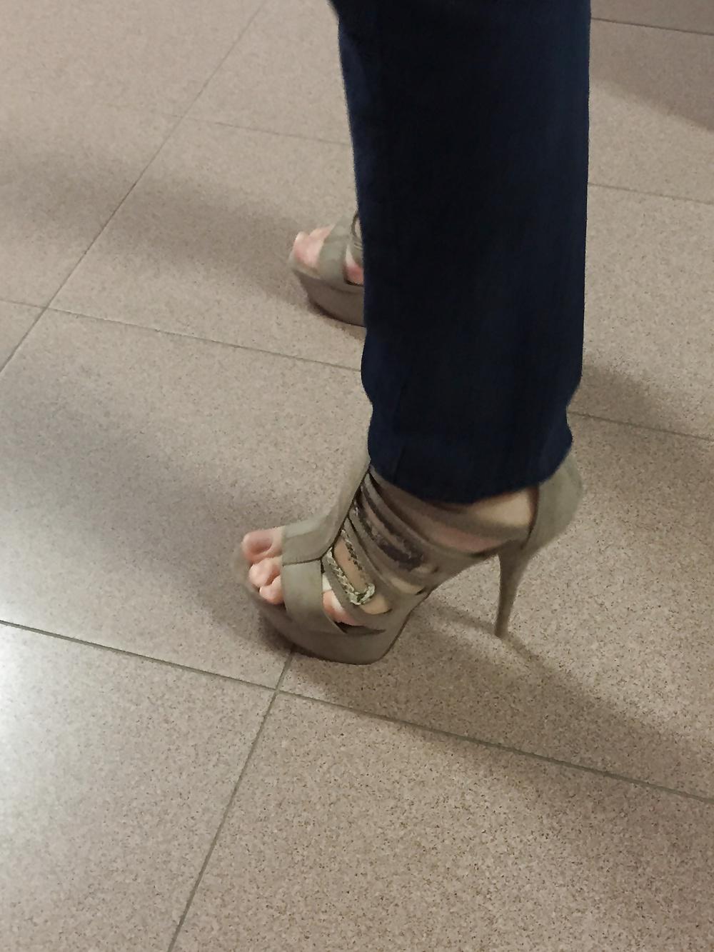 20P Candids of female feet