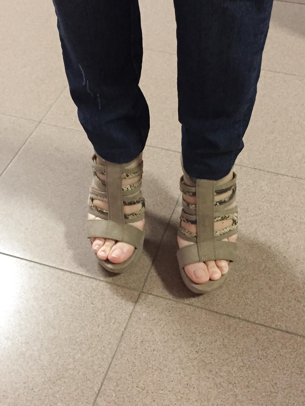 20P Candids of female feet