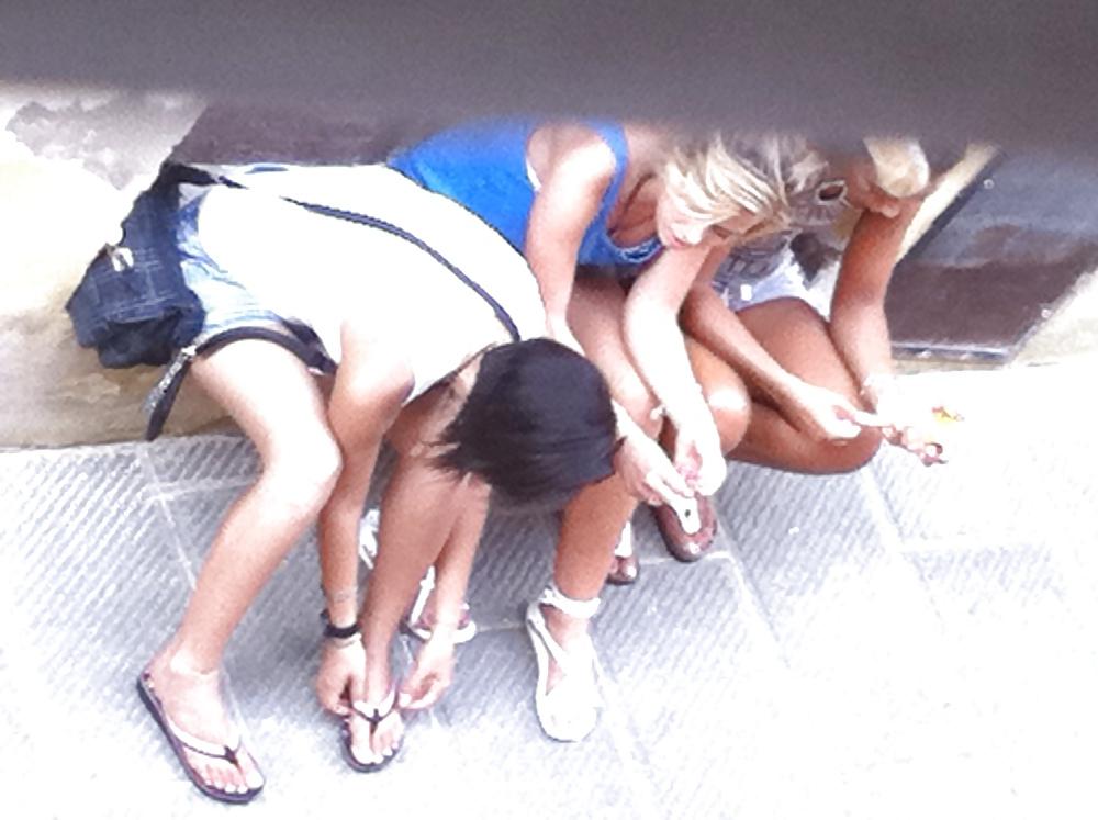 20P Candids of female feet