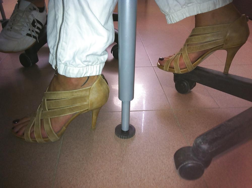 20P Candids of female feet