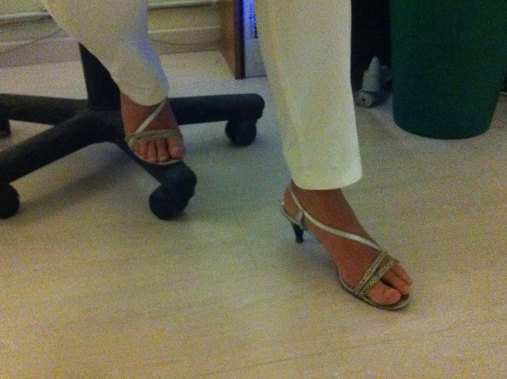 20P Candids of female feet