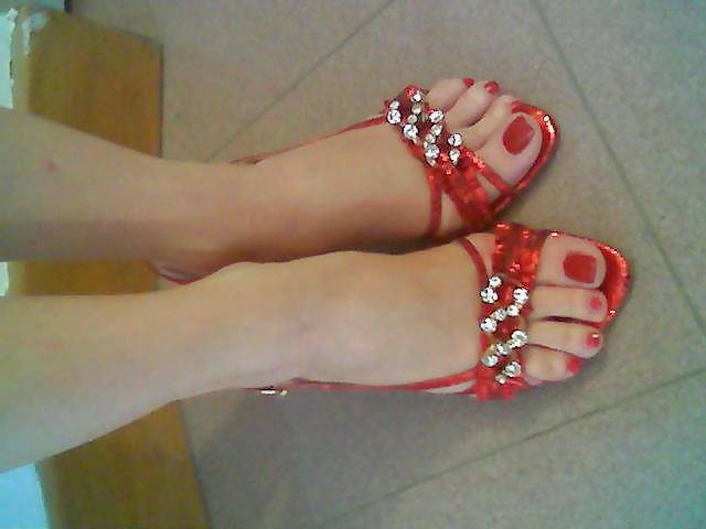 20P Candids of female feet