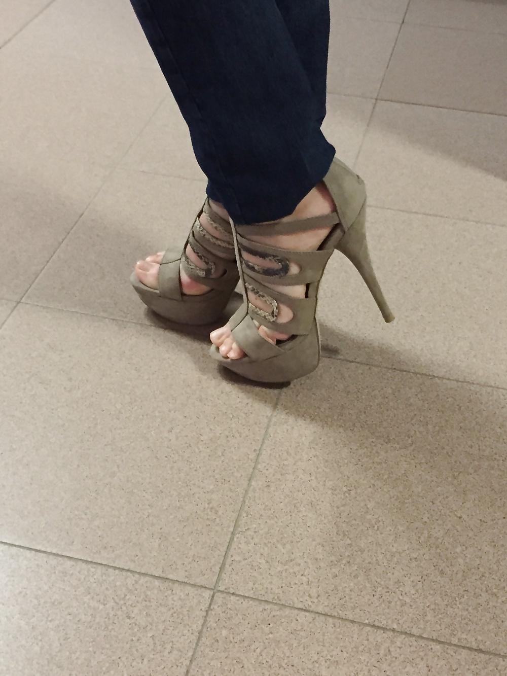 20P Candids of female feet
