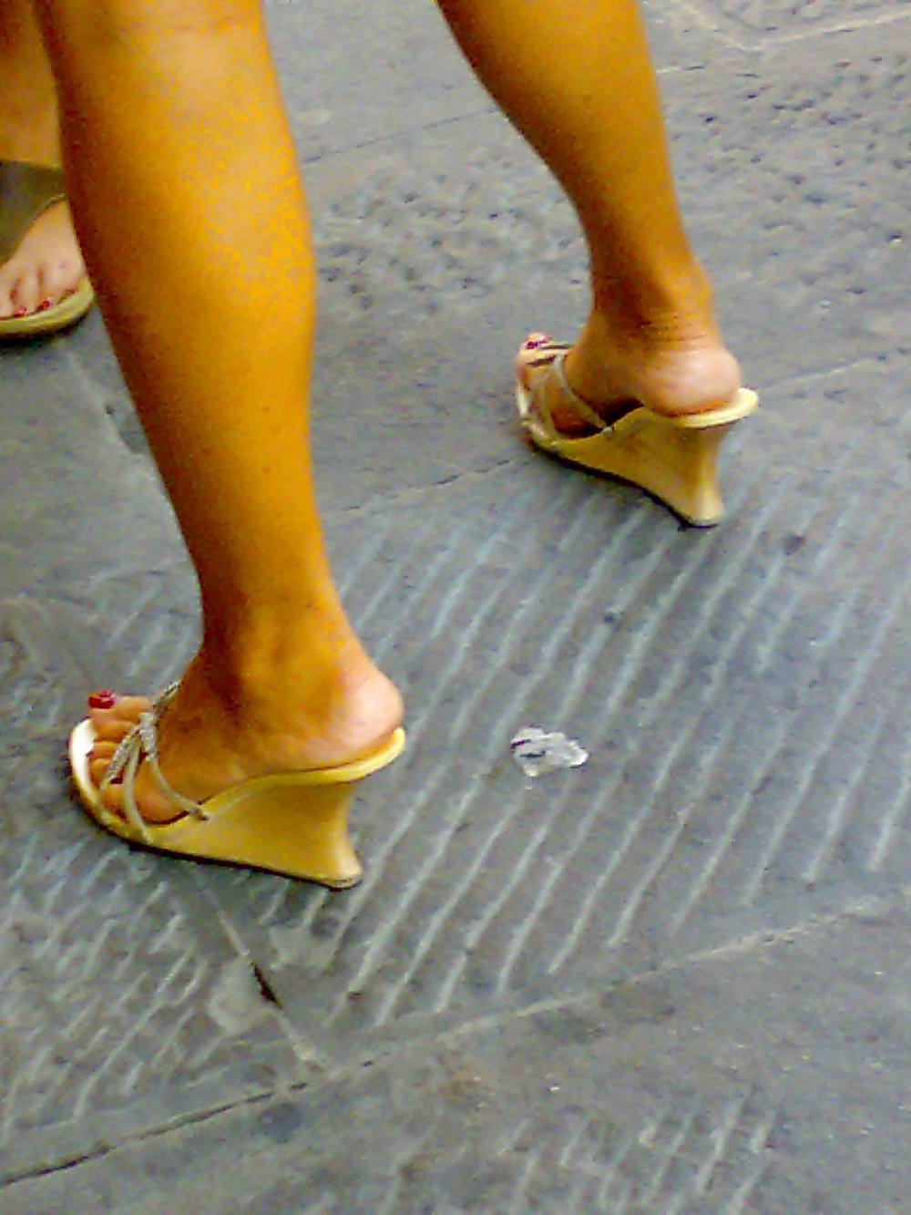 20P Candids of female feet