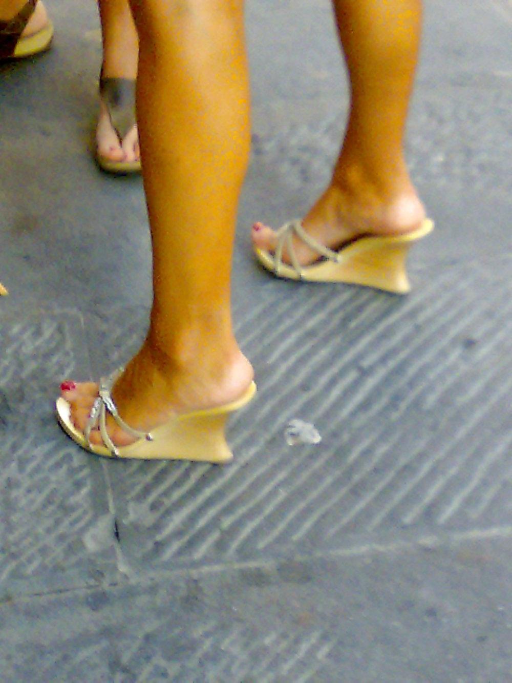 20P Candids of female feet