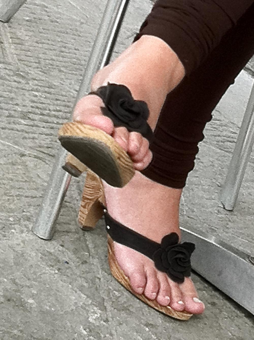 20P Candids of female feet
