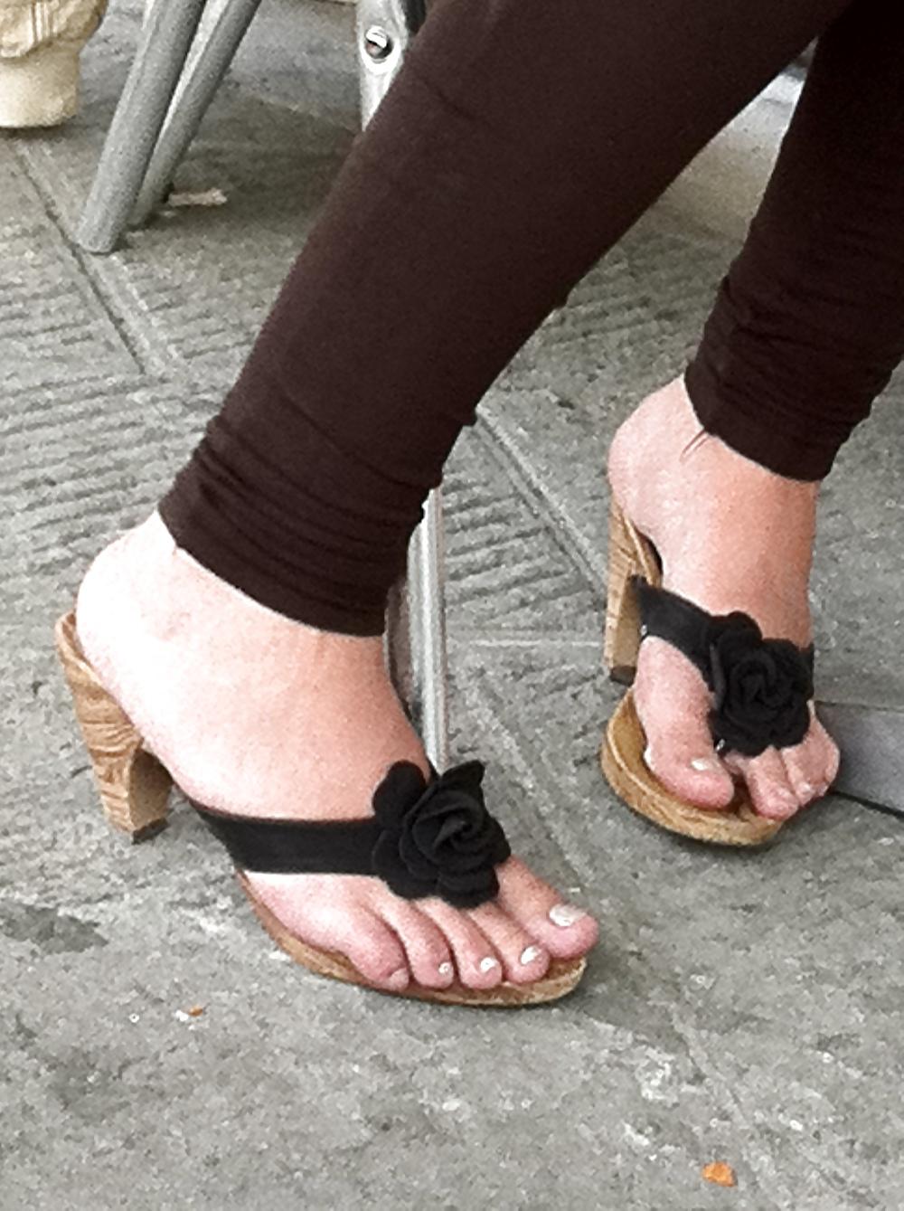 20P Candids of female feet