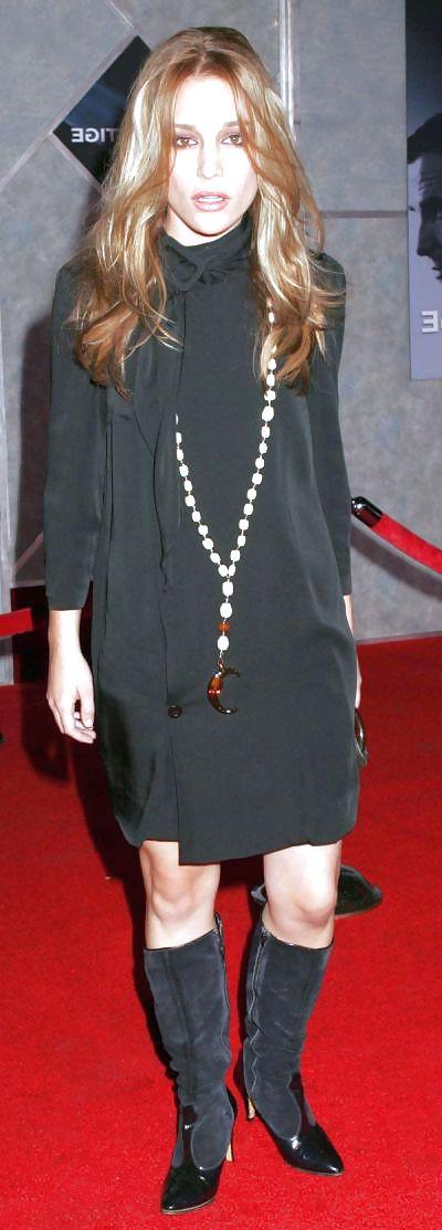 25P Piper Perabo - Foot Goddess