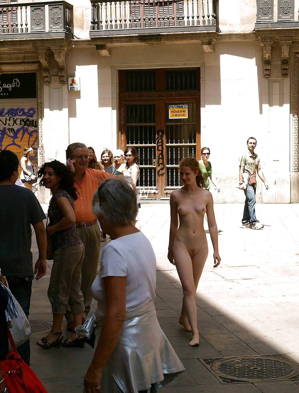 20P Beautifull redhead naked in public