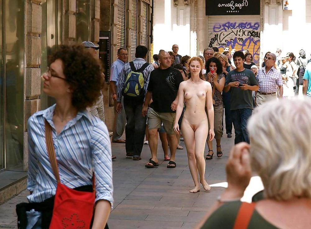 20P Beautifull redhead naked in public