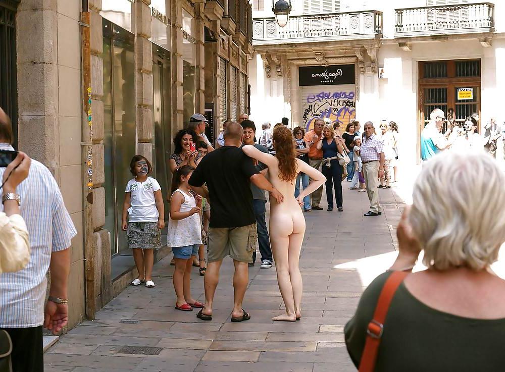20P Beautifull redhead naked in public
