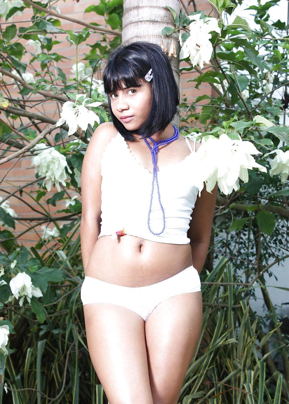 25P Charming Tobie - Outdoor cute in white