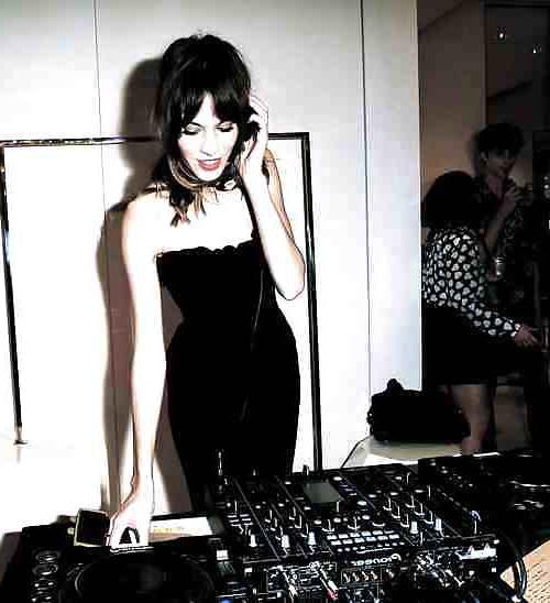 25P Sexy female DJs