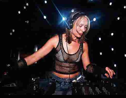 25P Sexy female DJs