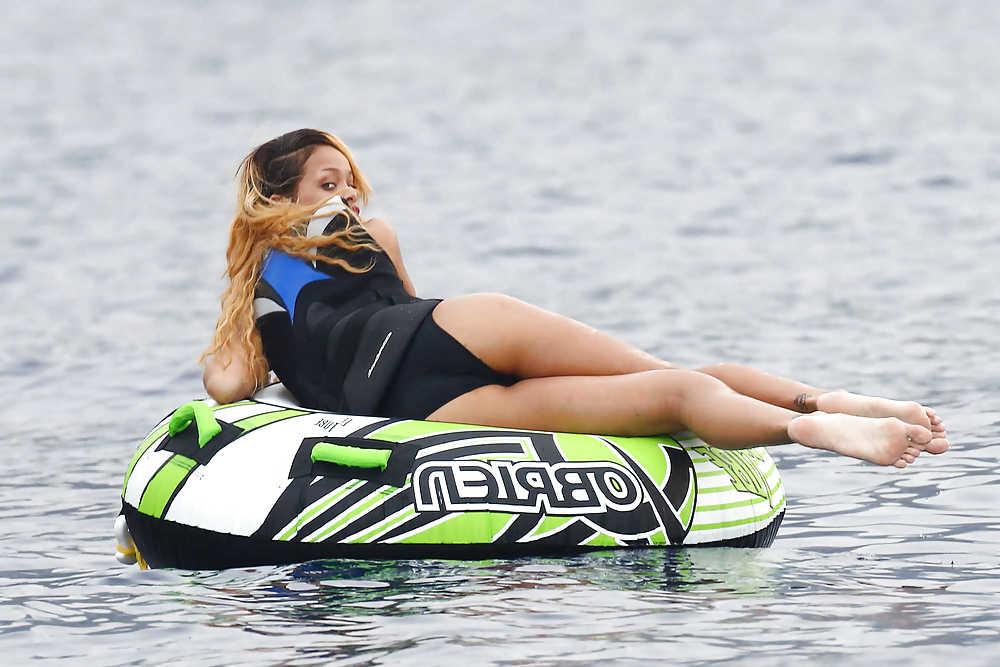 25P Rihanna feet