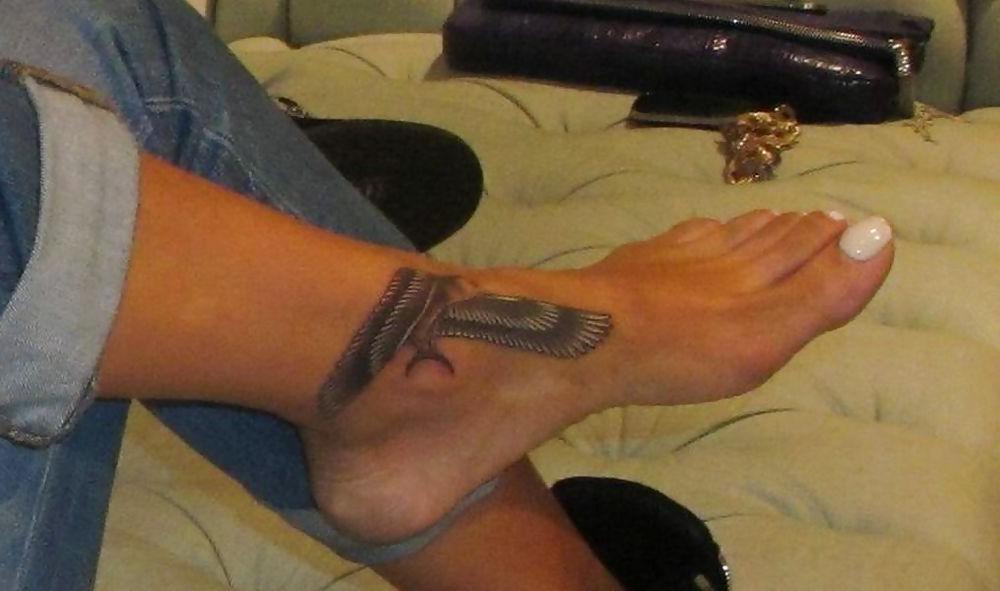 25P Rihanna feet