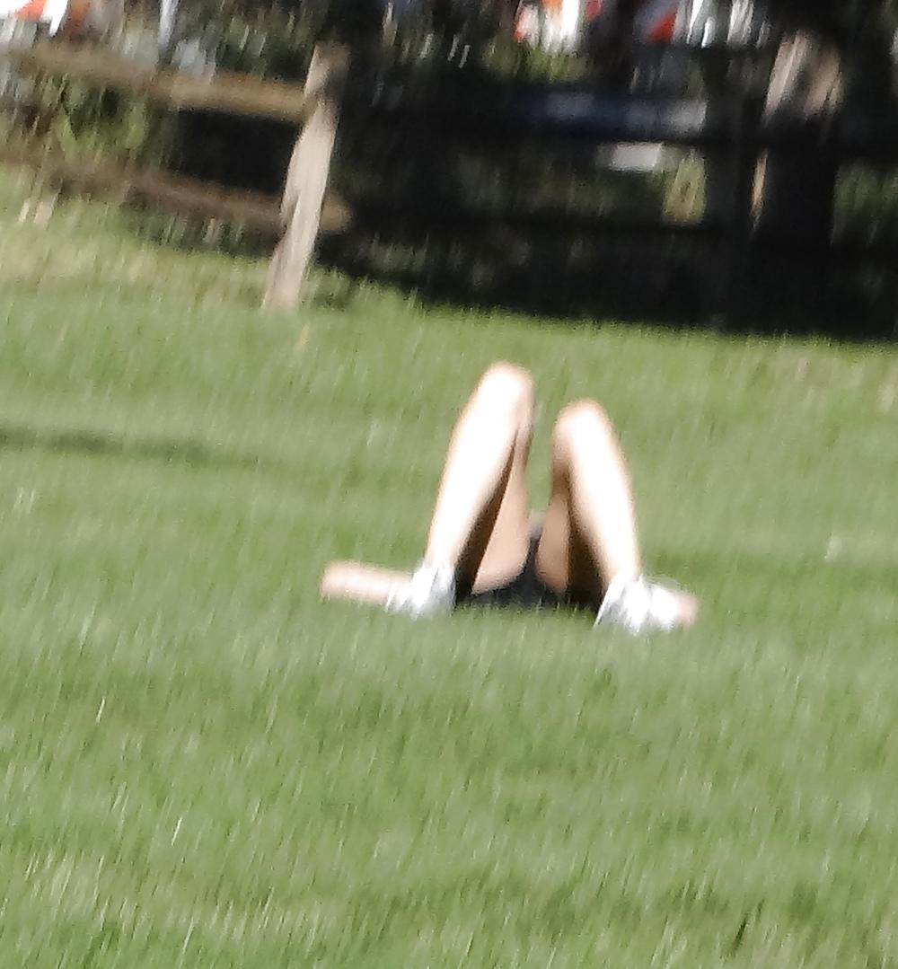 9P Jacking off near a hottie in public