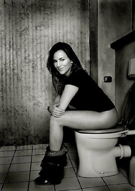 25P Toilet Girls!