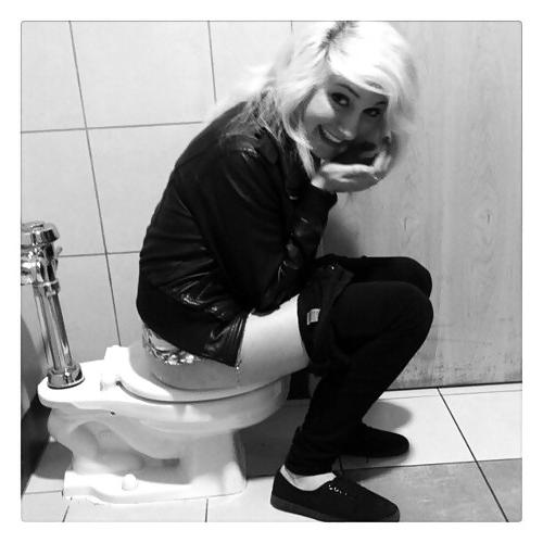 25P Toilet Girls!