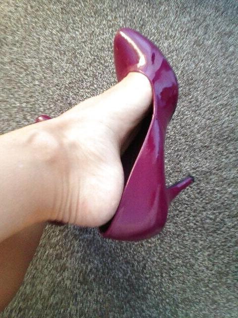 25P Legs, feet, heels and hosiery