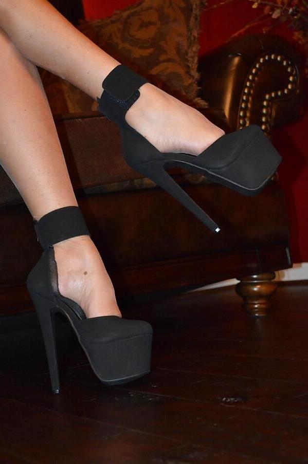 25P Legs, feet, heels and hosiery