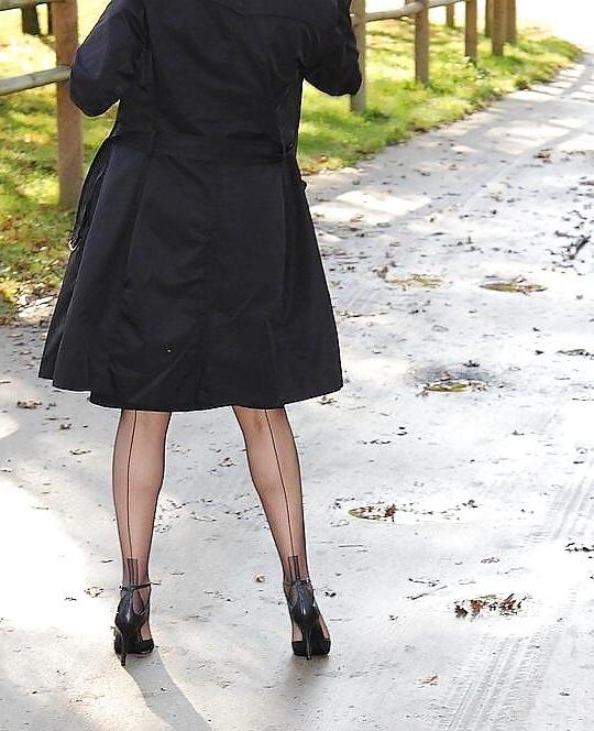 25P Legs, feet, heels and hosiery