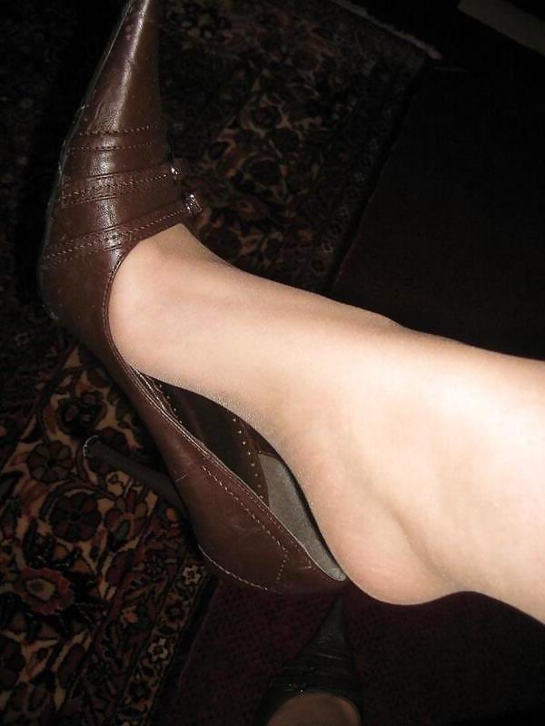 25P Legs, feet, heels and hosiery
