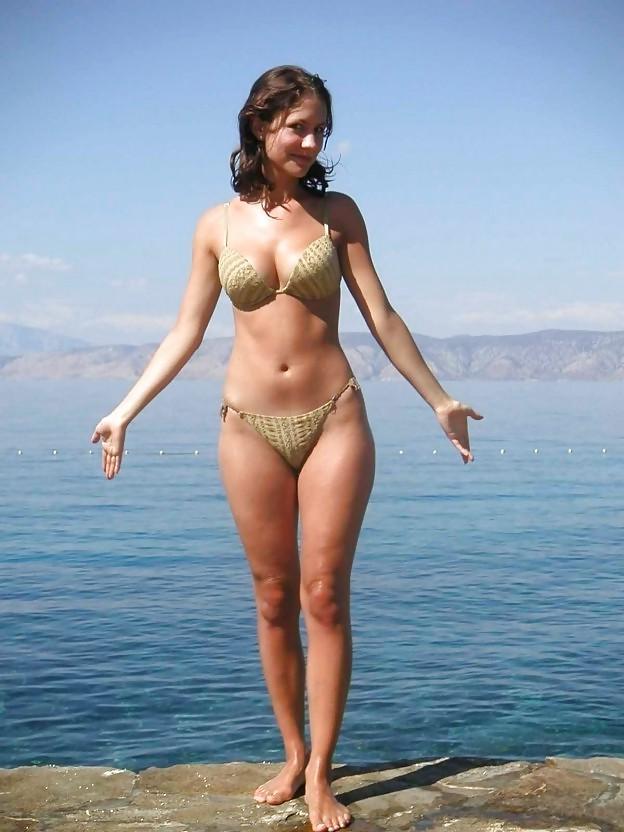 18P Amateurs Topless Suntanning